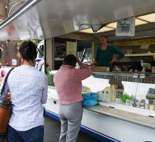 Marie Fromont sert ses clients sur le marché d'Hornaing, ©PNRSE